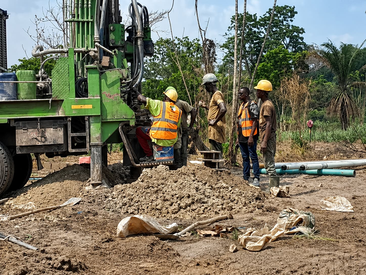 Équipe de terrain et foreuse testant une cible d’eau souterraine