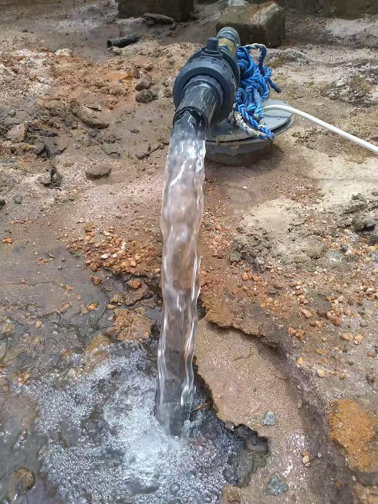 Débit d’eau observé pendant la validation terrain d’un forage